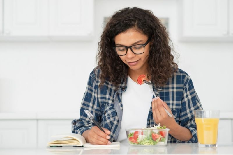 Read more about the article Eating Healthy in College Without Breaking the Bank