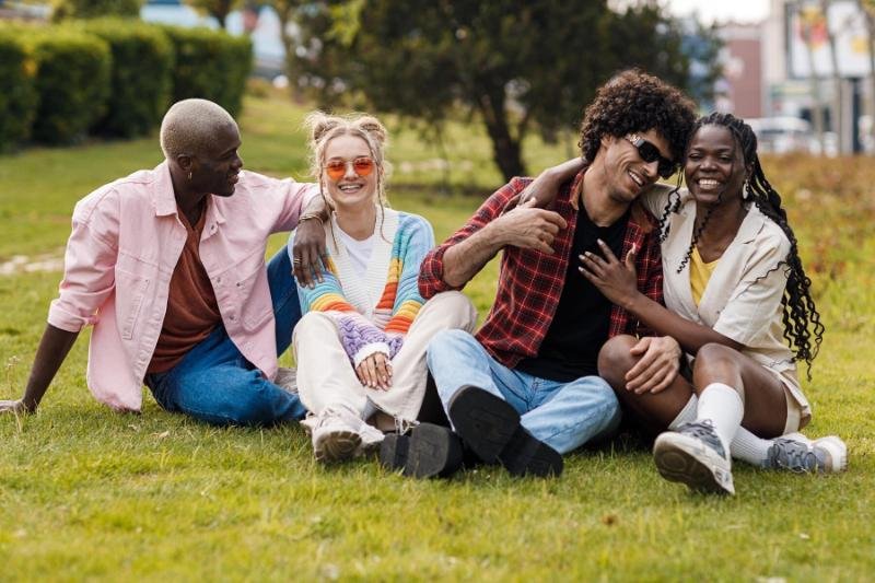 College friends enjoying a picnic together, a symbol of healthy and fun relationships.